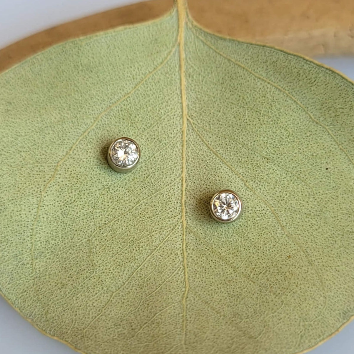 Round Brilliant Diamond Stud Earrings in White Gold