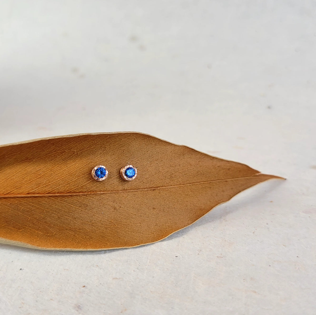 3mm Ceylon Blue Sapphire Stud Earrings in Hammered Rose Gold