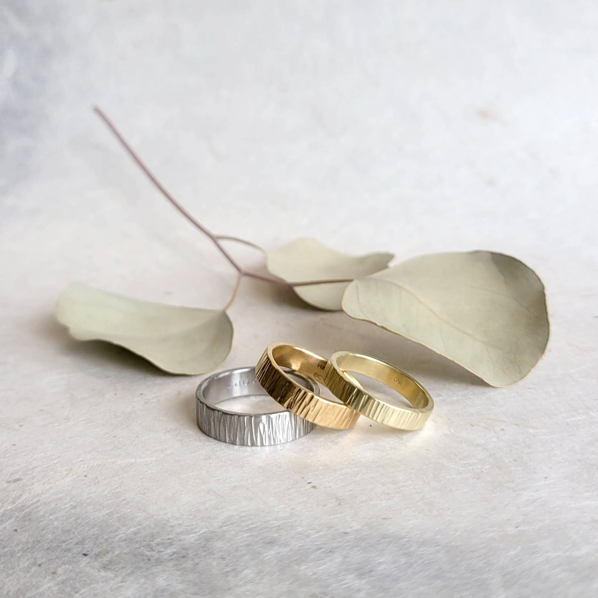 6mm Linear Hammered Band in Platinum