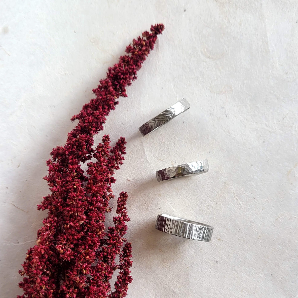 6mm Linear Hammered Band in Platinum