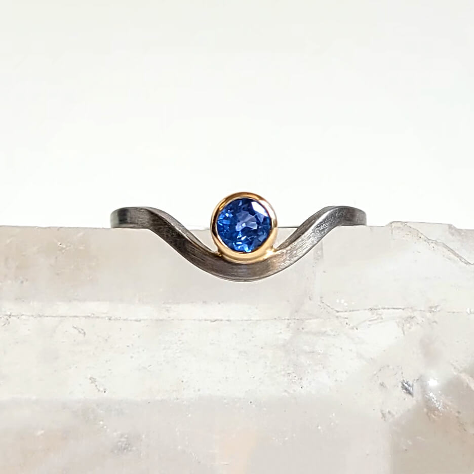 Contour Band in Palladium and Yellow Gold with a Sapphire