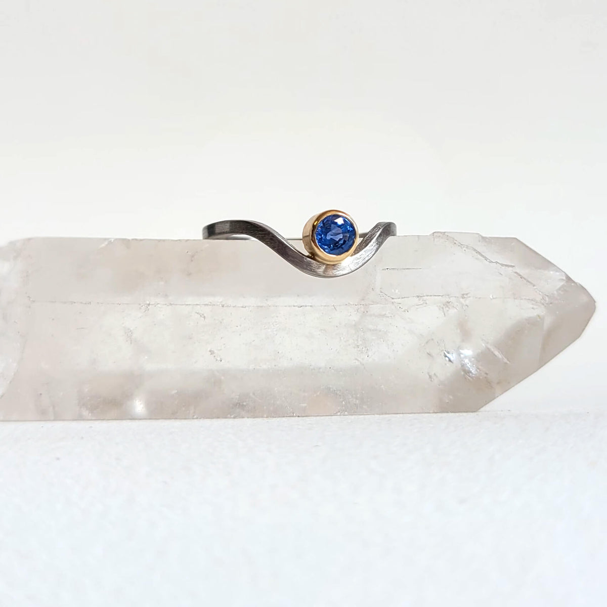 Contour Band in Palladium and Yellow Gold with a Sapphire