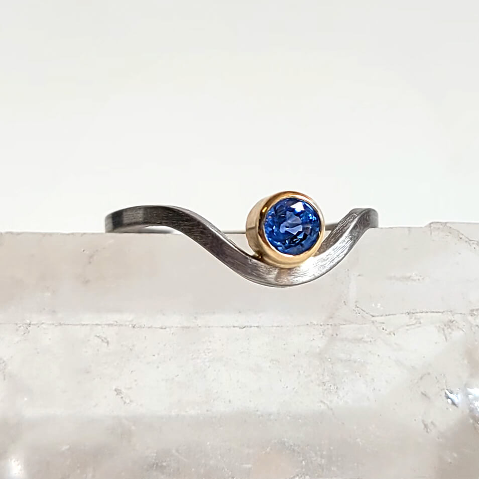 Contour Band in Palladium and Yellow Gold with a Sapphire