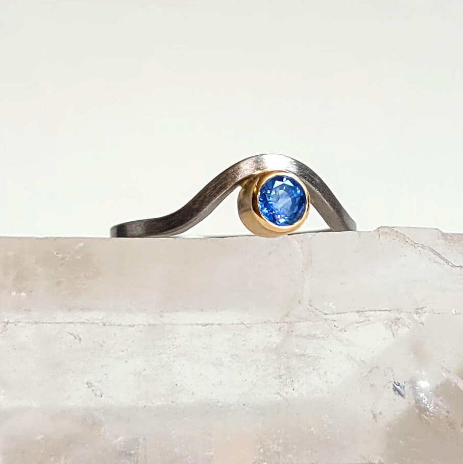 Contour Band in Palladium and Yellow Gold with a Sapphire