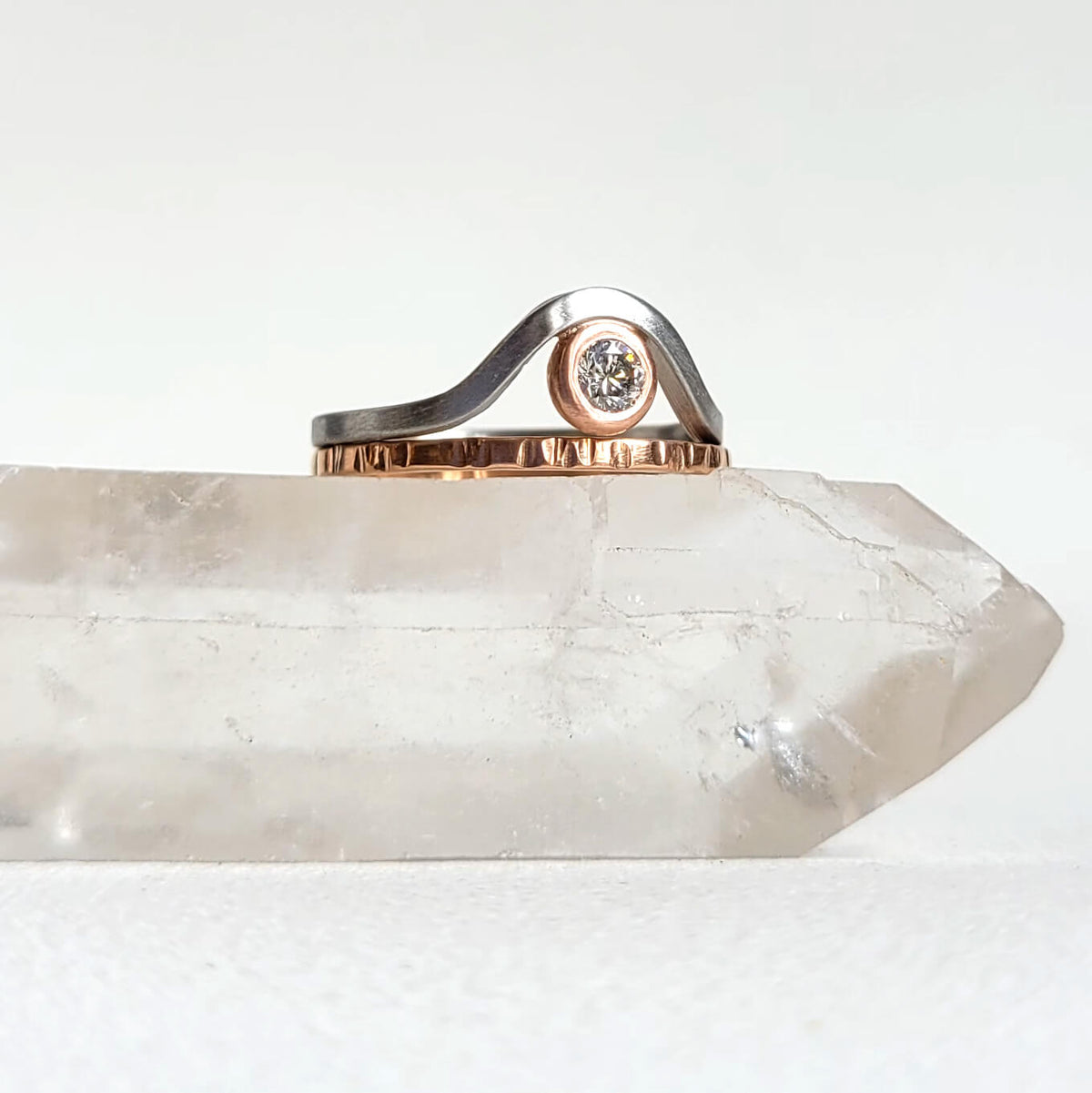 Contour Band in Platinum with Rose Gold and a Diamond