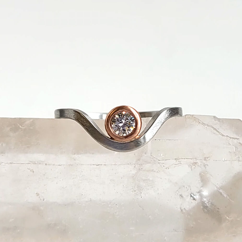 Contour Band in Platinum with Rose Gold and a Diamond