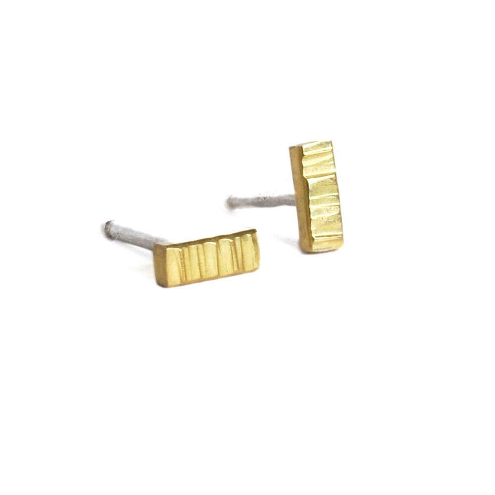 Linear hammered bar studs in yellow, rose, or green gold.