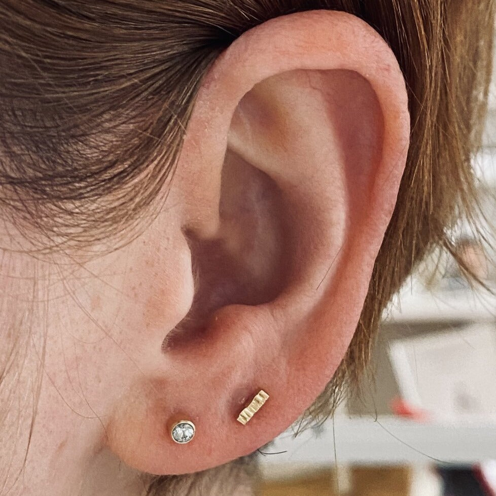 Yellow gold bar earrings top